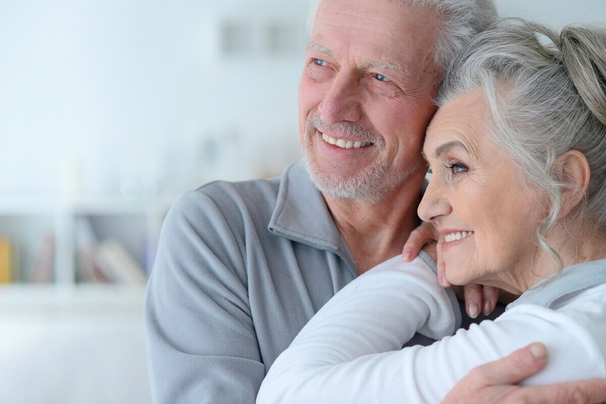 Photographie d'un couple s'étreignant. 