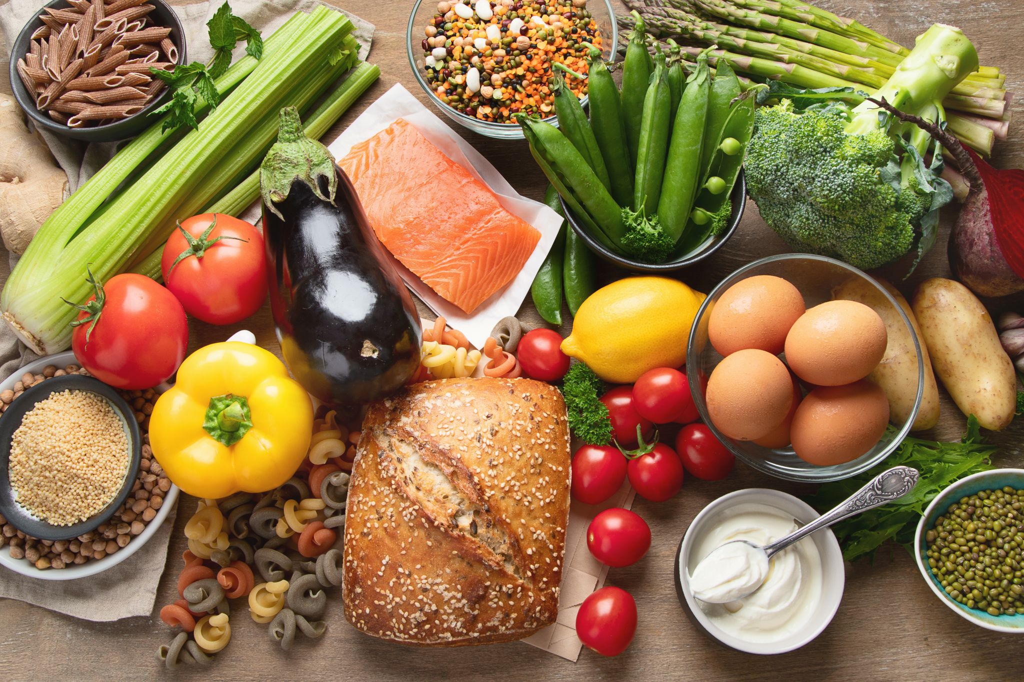 Photographie prise de haut d'une table remplie de nombreux aliments sains.