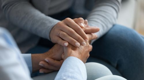 L’aidance salariale : comment concilier vie professionnelle et aide apportée à un proche atteint de cancer ?