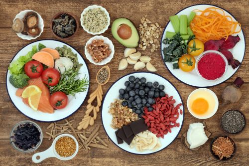 Photo prise de haut d'une table remplie de nombreux aliments sains.