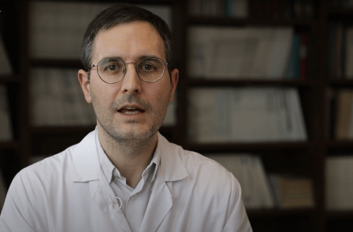 Capture d'écran de l'interview du Professeur Tougeron, professeur en oncologie digestive, dévoilant tout ce que vous devez savoir sur les essais cliniques en France et en Europe.
