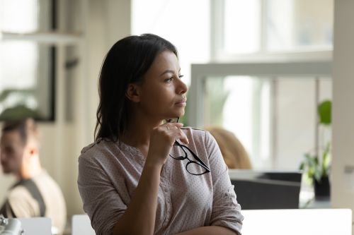 Photo d’une femme qui a l’air pensive.