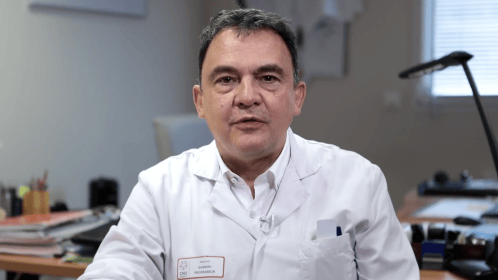 Capture d'écran de l'interview d'un expert sur les étapes dans le parcours de soin des patients atteints d’un cancer du rein métastatique. 