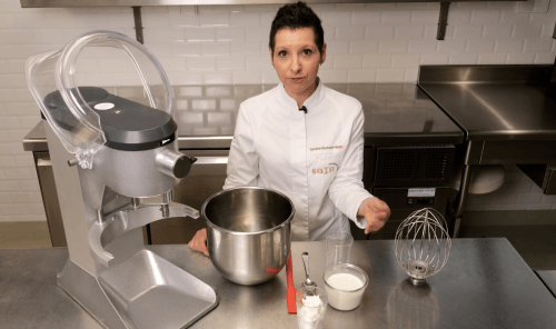 Photographie d'une cheffe en train de cuisiner. 