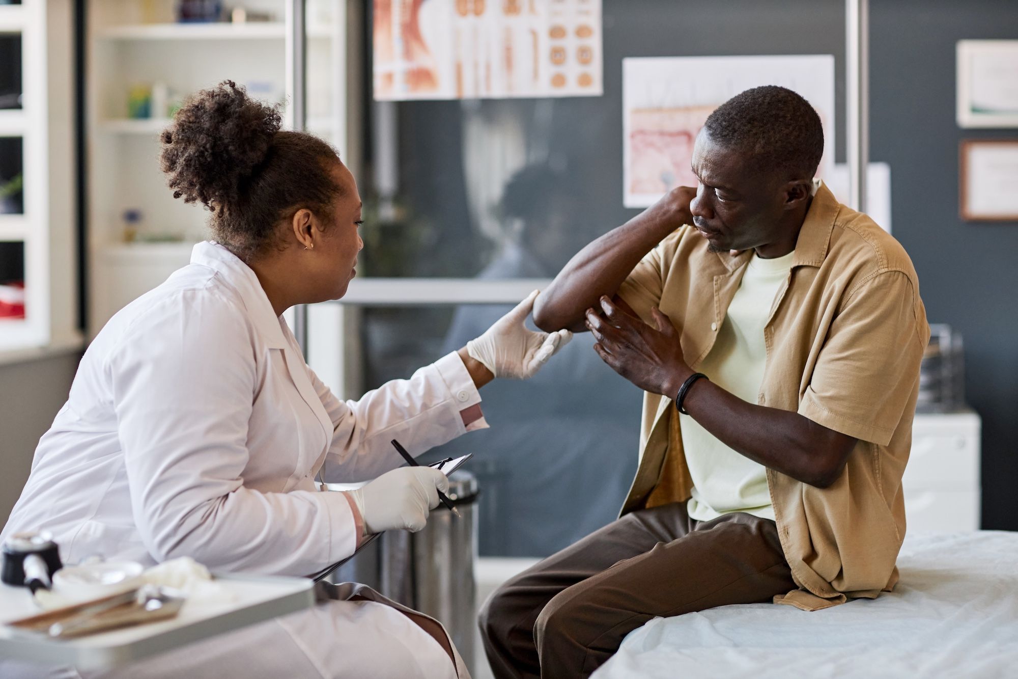 Portrait de profil d'une femme dermatologue consultant un patient en clinique et examinant sa peau.